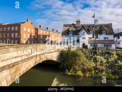 Steinerne Brücke über den Fluss Welland, Spalding, Lincolnshire, England Stockfoto