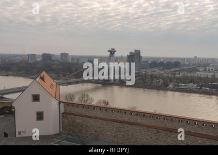 Die meisten SNP und das UFO über die Donau Blick von der Burg Bratislava Stockfoto