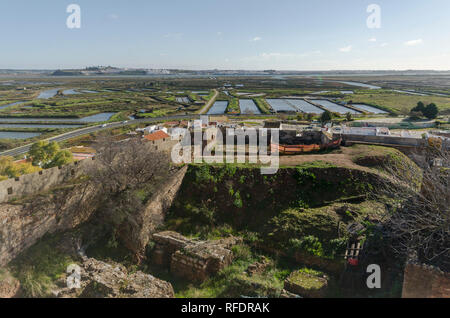 Castro Marim, Portugal, Salinen von Castro Marim aus dem mittelalterlichen Schloss von Castro Marim, Algarve, Portugal. Stockfoto