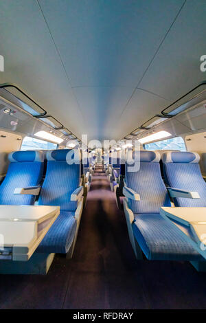 In einem leeren Hochgeschwindigkeitszug TGV in Paris, Frankreich. Stockfoto