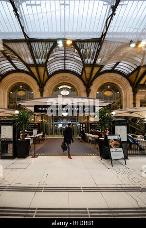 Frankreich, Paris, Gare de Lyon, Januar 2019: Montreux Jazz Cafe und Le Train Bleu Restaurant. Stockfoto