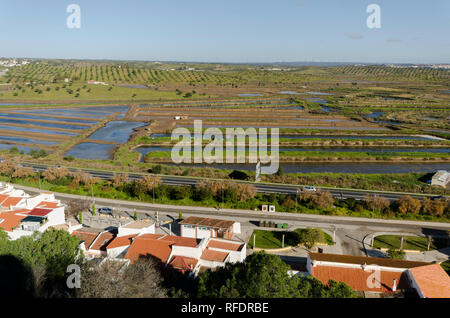 Castro Marim, Portugal, Salinen von Castro Marim aus dem mittelalterlichen Schloss von Castro Marim, Algarve, Portugal. Stockfoto