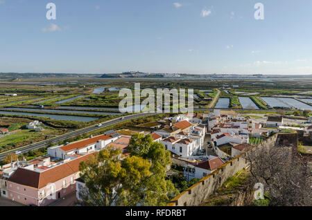 Castro Marim, Portugal, Salinen von Castro Marim aus dem mittelalterlichen Schloss von Castro Marim, Algarve, Portugal. Stockfoto