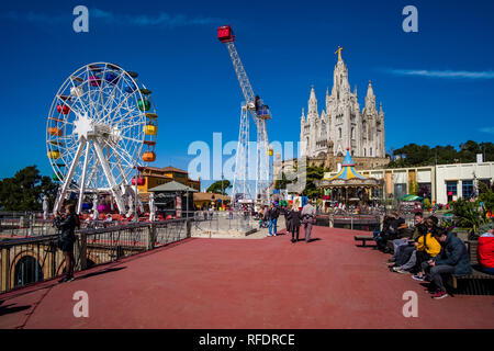 Vergnügungspark vor Temple Expiatori del Sagrat Cor, Tempel des Heiligen Herzen Jesu in Tibidabo Stockfoto