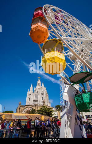 Vergnügungspark vor Temple Expiatori del Sagrat Cor, Tempel des Heiligen Herzen Jesu in Tibidabo Stockfoto