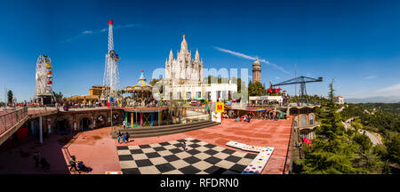 Vergnügungspark vor Temple Expiatori del Sagrat Cor, Tempel des Heiligen Herzen Jesu in Tibidabo Stockfoto