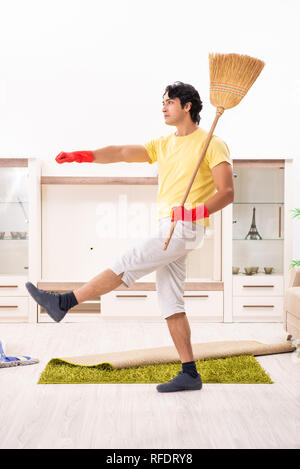 Jungen gutaussehenden Mann Hausarbeit tun Stockfoto