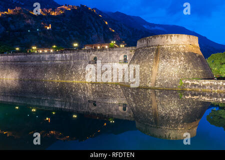 Stadtmauern der Altstadt im Wasser bei Sonnenuntergang widerspiegelt, UNESCO-Weltkulturerbe, Kotor, Montenegro Stockfoto