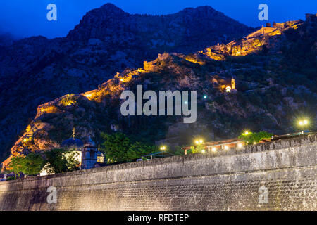 Stadtmauern der Altstadt im Wasser bei Sonnenuntergang widerspiegelt, UNESCO-Weltkulturerbe, Kotor, Montenegro Stockfoto