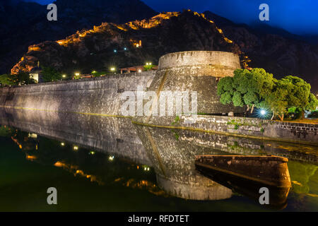 Stadtmauern der Altstadt im Wasser bei Sonnenuntergang widerspiegelt, UNESCO-Weltkulturerbe, Kotor, Montenegro Stockfoto