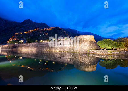 Stadtmauern der Altstadt im Wasser bei Sonnenuntergang widerspiegelt, UNESCO-Weltkulturerbe, Kotor, Montenegro Stockfoto