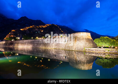 Stadtmauern der Altstadt im Wasser bei Sonnenuntergang widerspiegelt, UNESCO-Weltkulturerbe, Kotor, Montenegro Stockfoto