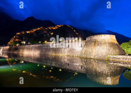 Stadtmauern der Altstadt im Wasser bei Sonnenuntergang widerspiegelt, UNESCO-Weltkulturerbe, Kotor, Montenegro Stockfoto