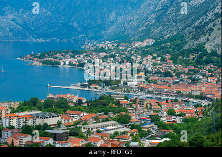 Luftaufnahme über Kotor und Kotor Bucht, umgeben von Bergen, Weltkulturerbe der UNESCO, Kotor, Montenegro Stockfoto