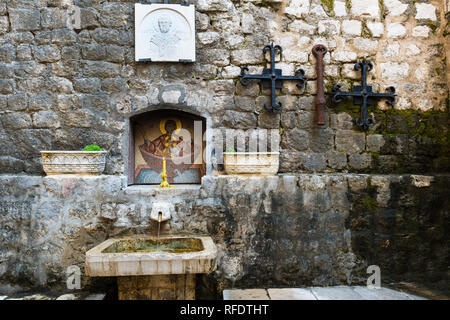 Brunnen mit religiösen Mosaiken in der Altstadt, Weltkulturerbe der UNESCO, Kotor, Montenegro Stockfoto