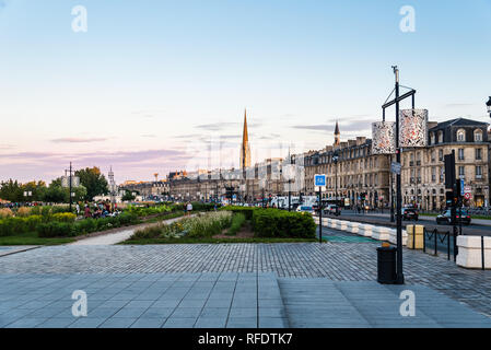 Bordeaux, Frankreich - 22. Juli 2018: Stadtbild von Wasser Spiegel bei Sonnenuntergang Stockfoto