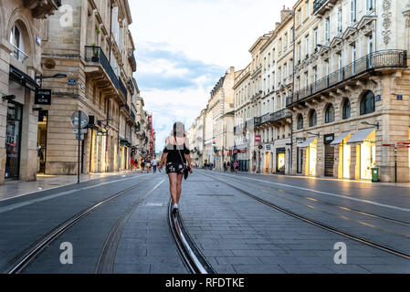 Bordeaux, Frankreich - 22. Juli 2018: Die Frau, die zu Fuß auf der Straßenbahn in der Fußgängerzone im historischen Zentrum der Stadt. Cours de l'Intendance Stockfoto