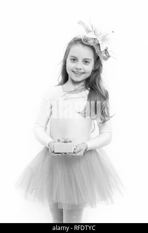 Kind mit Box im rosa Tutu Rock isoliert auf Weiss. Mädchen ballerina Lächeln mit Blume im langen blonden Haare. Vorhanden oder Geschenk geben. Urlaub, Geburtstag, Jubiläum zu feiern. Boxing Day Konzept. Stockfoto