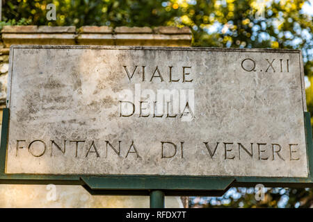 Rom, Italien, 2. JANUAR 2019: Licht ist aufschlussreich Straße name Zeichen der Viale Della Fontana di Venere in Rom Stockfoto