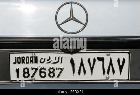 Kennzeichen von Jordanien auf alten Mercedes Benz, Amman, Jordanien Stockfoto