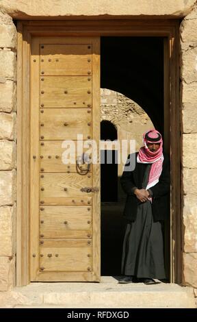 JOR, Jordanien: Guard Mann der Wüste Schloss Qasr al-Kharana, caravansery von 710 aC.at Wüste Straße 40. | Stockfoto