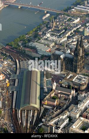 DEU, Deutschland, Köln: Areal Blick auf das Stadtzentrum. Kathedrale. Hauptbahnhof. Rhein. | Stockfoto