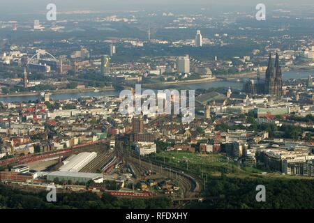 DEU, Deutschland, Köln: Areal Blick auf das Stadtzentrum. Kathedrale. Hauptbahnhof. Rhein. | Stockfoto