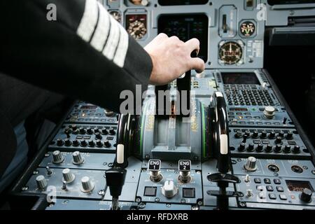 Pilot im Cockpit eines Airbus A 319, Abnehmen, Motorleistung Stockfoto