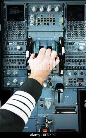 Pilot im Cockpit eines Airbus A 319, Abnehmen, Motorleistung Stockfoto