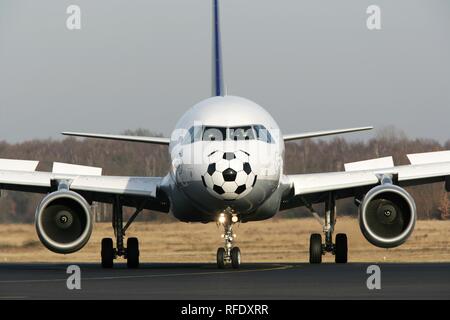 Lufthansa Airbus A320-200, mit Speziallackierung für die Fußball-WM, Koeln-Bonner Flughafen, Köln, Nordrhein-Westfalen Stockfoto