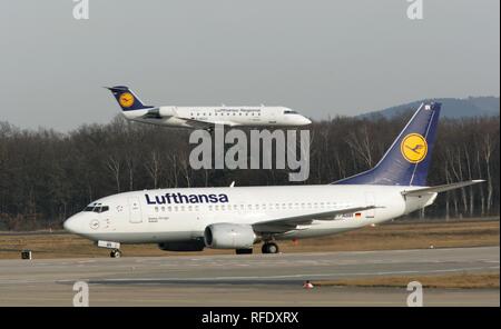 Lufthansa Boeing 737-500, Anklam. Landung eines Lufthansa Regional Canadair Jet 100, Koeln-Bonner Flughafen, Köln Stockfoto