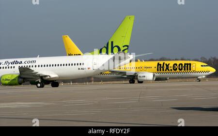 DEU, Deutschland: Köln International Airport. Flydba und HLX Flieger. | Stockfoto