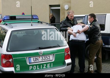 (Gestellt Situation) Festnahme von einem gewalttätigen Ehemann, Unna, Deutschland Stockfoto