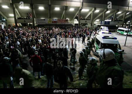 Polizei Betrieb an einem Fußballspiel, Essen, Deutschland Stockfoto