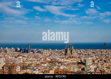 Luftaufnahme auf Barcelona Downtown und die Kirche Sagrada Familia, Antoni Gaudis berühmtesten Arbeiten, immer noch im Bau und im Jahr 2026 abgeschlossen werden Stockfoto