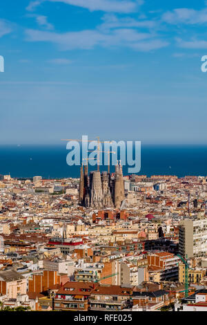 Luftaufnahme auf Barcelona Downtown und die Kirche Sagrada Familia, Antoni Gaudis berühmtesten Arbeiten, immer noch im Bau und im Jahr 2026 abgeschlossen werden Stockfoto