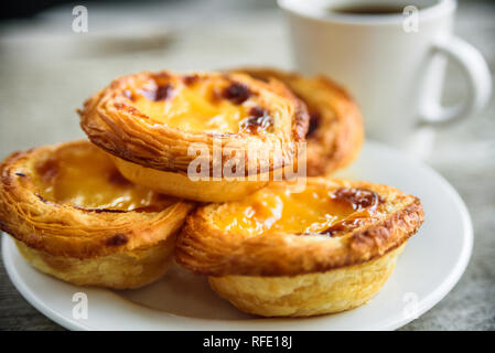 Portugal Ei Torten Pastel de Nata dienen auf Platte mit Kaffee Stockfoto