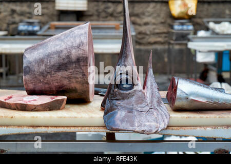 Costa Piscaria, die Straße täglich Markt in Catania Sizilien Italien. Frischer Fisch, Fleisch, Gemüse Stockfoto