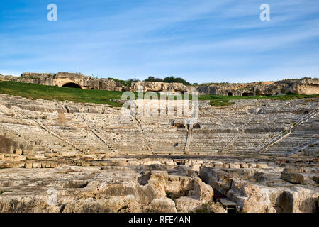 Das griechische Theater von Syrakus Sizilien Italien liegt am Südhang des Temenite Hügel, mit Blick auf die moderne Stadt Syrakus im Südosten Sici Stockfoto