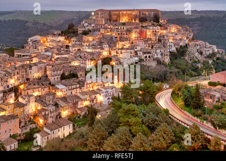 Panorama Ansicht von Ragusa Ibla Altstadt bei Sonnenuntergang. Sizilien Italien Stockfoto