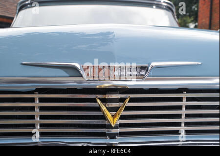 1958 Plymouth Savoy - klassische amerikanische Limousine aus den Flossen und Chrom ära Stockfoto