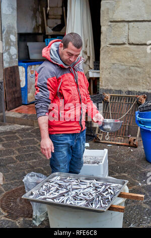 Costa Piscaria, die Straße täglich Markt in Catania Sizilien Italien. Frischer Fisch, Fleisch, Gemüse Stockfoto