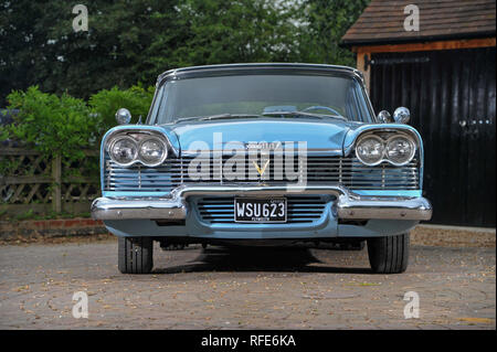 1958 Plymouth Savoy - klassische amerikanische Limousine aus den Flossen und Chrom ära Stockfoto