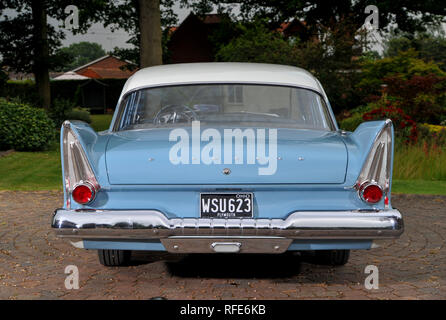 1958 Plymouth Savoy - klassische amerikanische Limousine aus den Flossen und Chrom ära Stockfoto