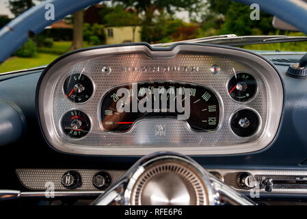 1958 Plymouth Savoy - klassische amerikanische Limousine aus den Flossen und Chrom ära Stockfoto