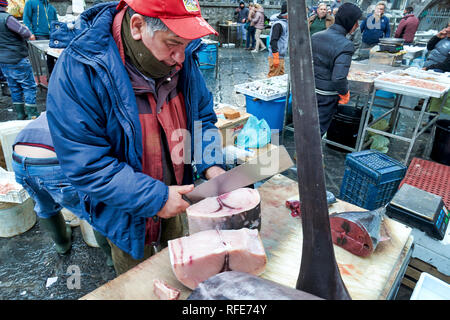 Costa Piscaria, die Straße täglich Markt in Catania Sizilien Italien. Frischer Fisch, Fleisch, Gemüse Stockfoto