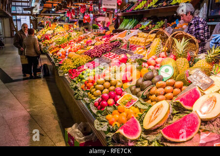 Obst und Gemüse sind in den Mercat de Sant Josep de la Boqueria, einem öffentlichen Markt mit einem Eintritt von La Rambla verkauft Stockfoto