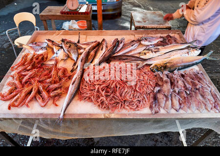 Costa Piscaria, die Straße täglich Markt in Catania Sizilien Italien. Frischer Fisch, Fleisch, Gemüse Stockfoto