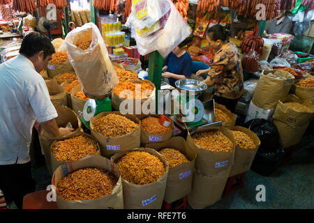 Getrocknete Garnelen in verschiedenen Größen, Grade, zum Verkauf an einer im grossen Cho Binh Marktstand. In Saigon, Ho Chi Minh City, Vietnam. Stockfoto