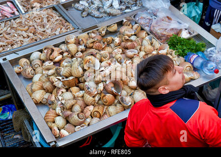 Costa Piscaria, die Straße täglich Markt in Catania Sizilien Italien. Frischer Fisch, Fleisch, Gemüse Stockfoto